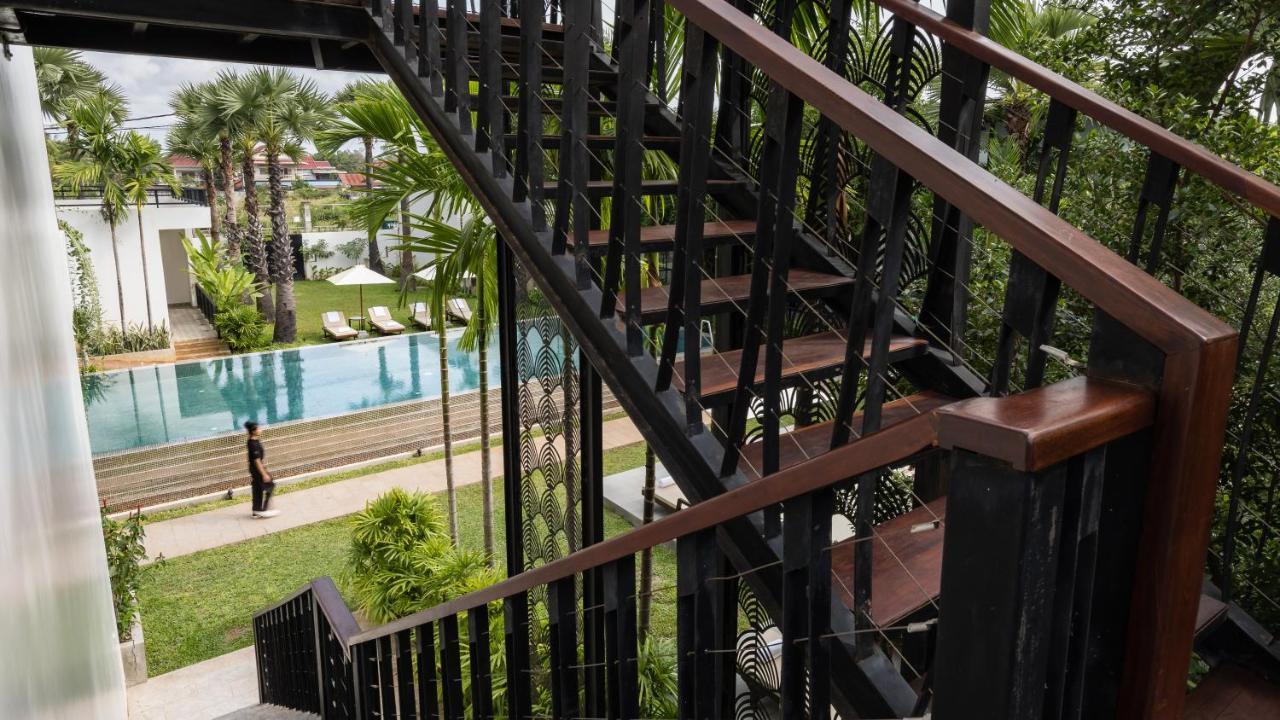 Shintana Saya La Maison Ciudad de Siem Riep Exterior foto A spiral staircase